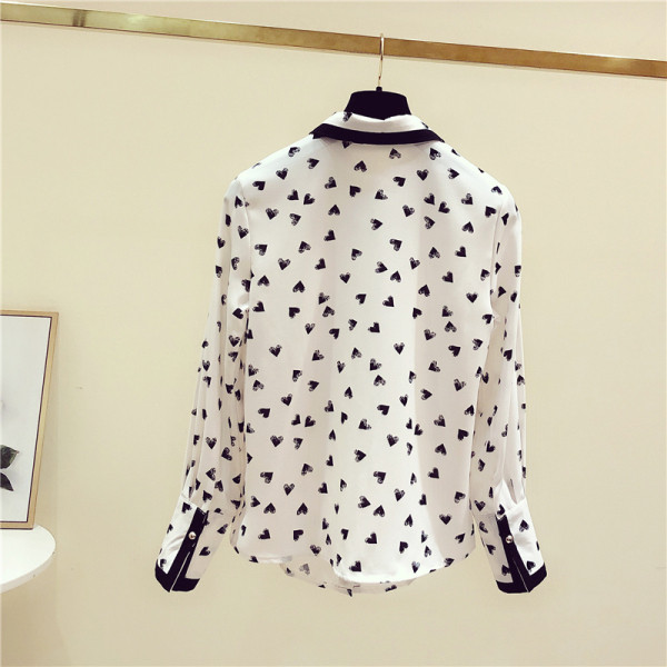 Moteriški modernūs marškiniai su klasikine apykakle ir aplikacijomis širdelėmis