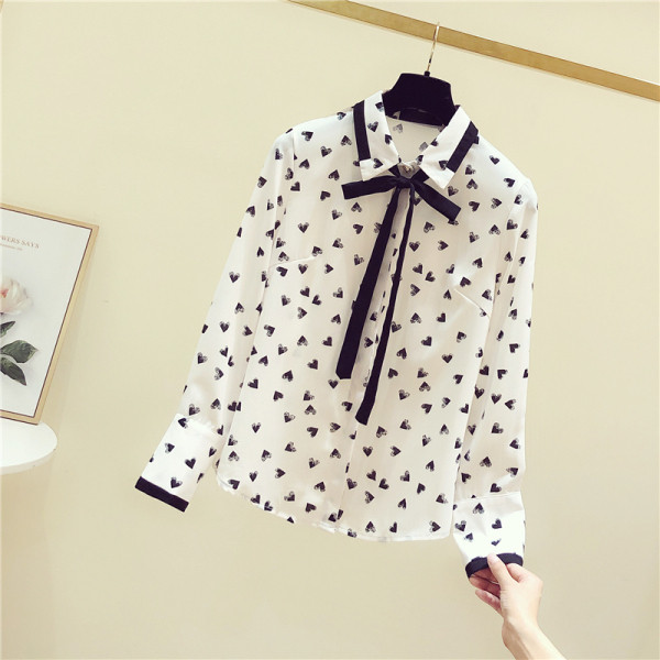 Moteriški modernūs marškiniai su klasikine apykakle ir aplikacijomis širdelėmis