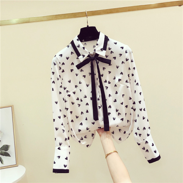 Moteriški modernūs marškiniai su klasikine apykakle ir aplikacijomis širdelėmis