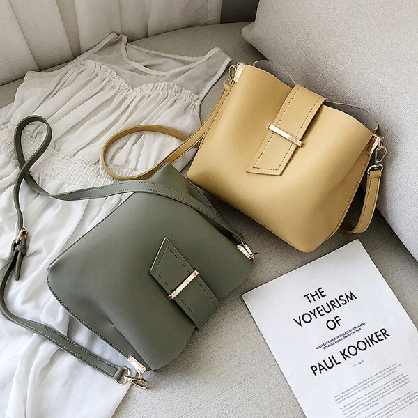 Eko bőrből készült alkalmi női táska fém rögzítéssel