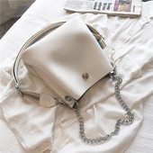 Modern női táska fém csattal és fém fogantyúval