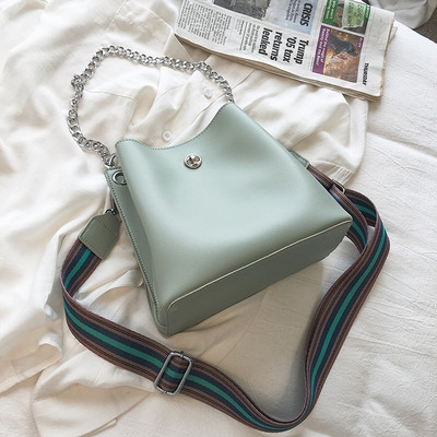 Modern női táska fém csattal és fém fogantyúval