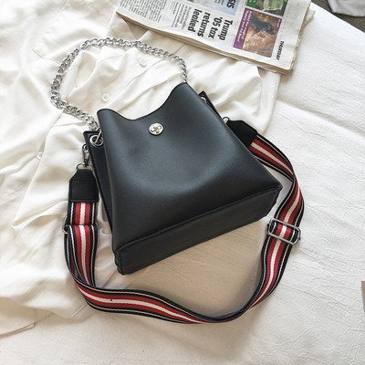 Modern női táska fém csattal és fém fogantyúval