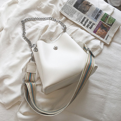 Modern női táska fém csattal és fém fogantyúval