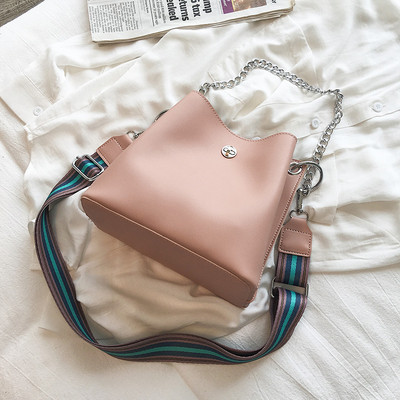 Modern női táska fém csattal és fém fogantyúval