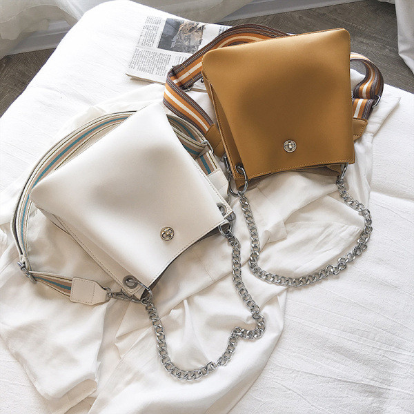 Modern női táska fém csattal és fém fogantyúval