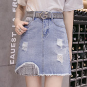 Къса дамска дънкова пола с колан и скъсани мотиви