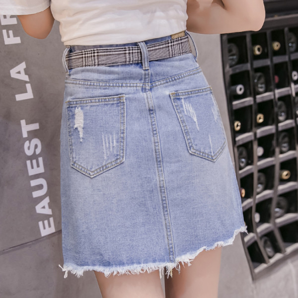 Къса дамска дънкова пола с колан и скъсани мотиви