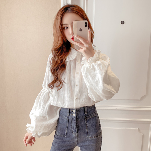 Modern női ing széles ujjakkal és gombokkal