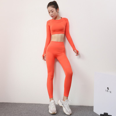 Sportos elasztikus női csapat rövid blúzzal és leggingssel
