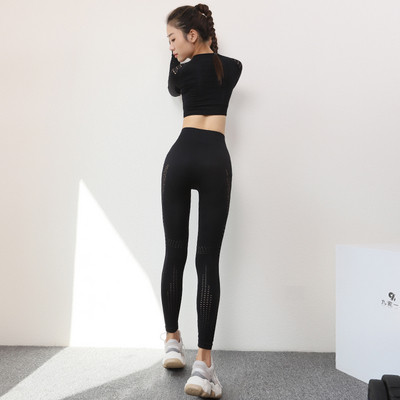 Sportos elasztikus női csapat rövid blúzzal és leggingssel