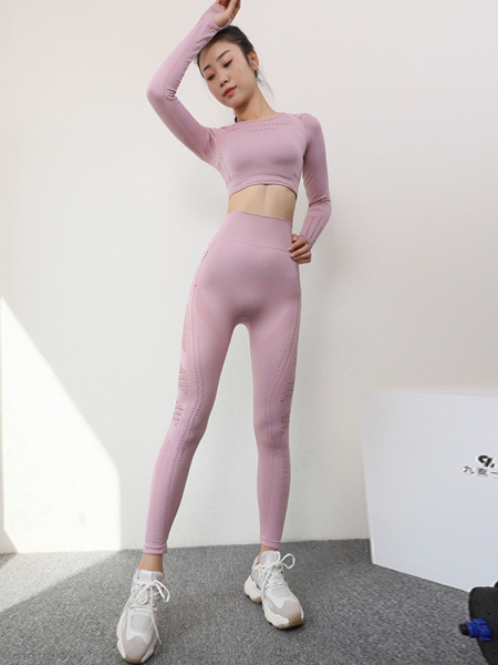 Sportos elasztikus női csapat rövid blúzzal és leggingssel