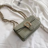 Eko bőrből készült stílusos női táska fém elemmel