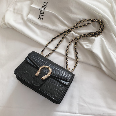 Eko bőrből készült stílusos női táska fém elemmel