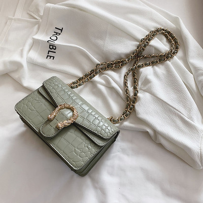 Eko bőrből készült stílusos női táska fém elemmel