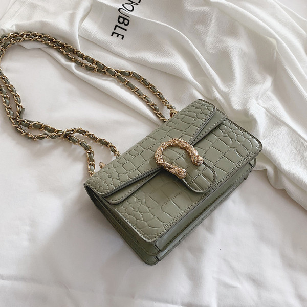 Eko bőrből készült stílusos női táska fém elemmel