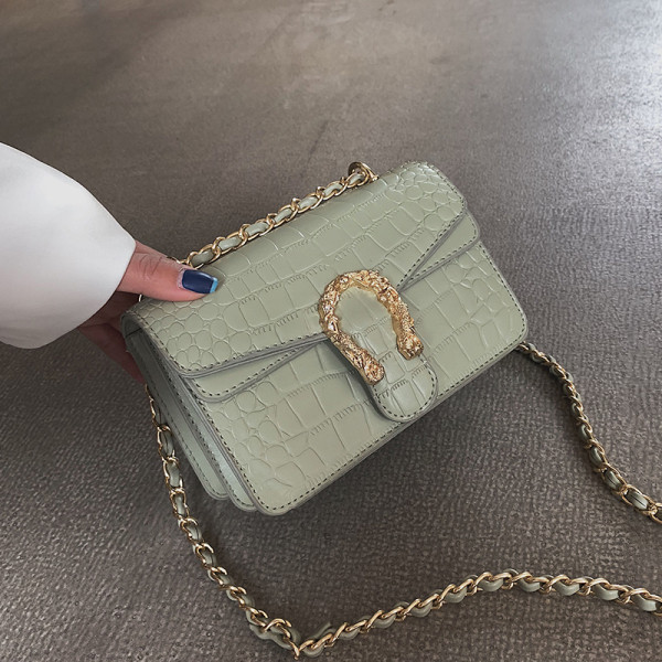 Eko bőrből készült stílusos női táska fém elemmel