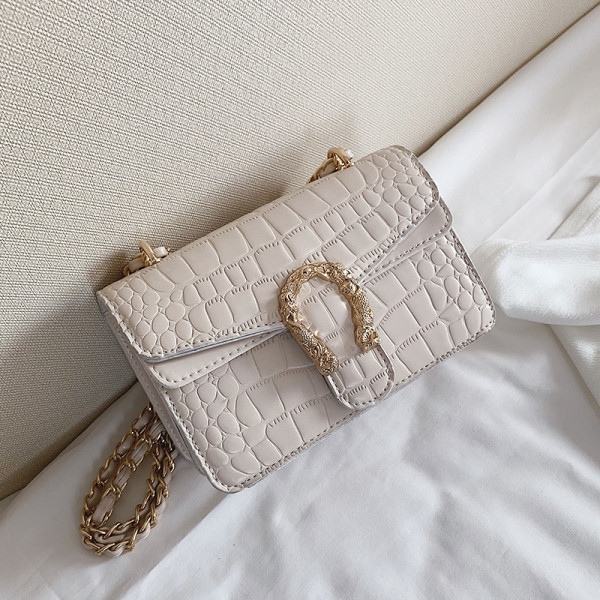 Eko bőrből készült stílusos női táska fém elemmel