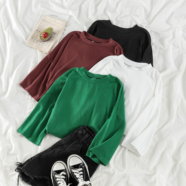 Sieviešu ikdienas blūze ar ovālu kakla izgriezumu un 3/4 platām piedurknēm