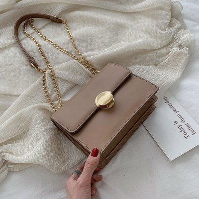 Stilīga sieviešu soma ar metāla elementu un ķēdīti