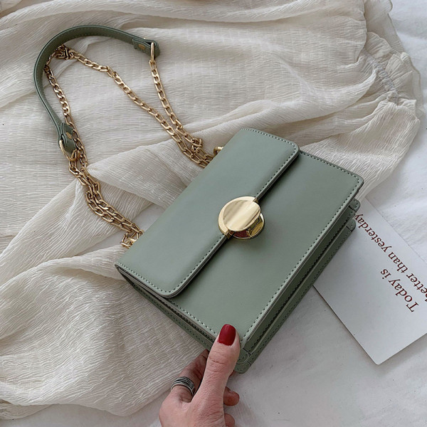 Stilīga sieviešu soma ar metāla elementu un ķēdīti