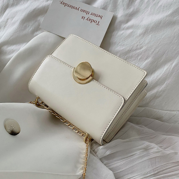 Stilīga sieviešu soma ar metāla elementu un ķēdīti