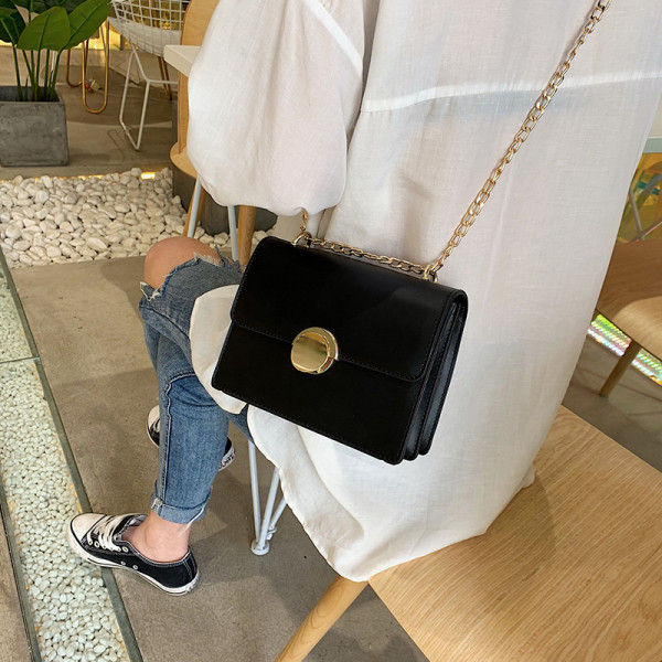 Stilīga sieviešu soma ar metāla elementu un ķēdīti