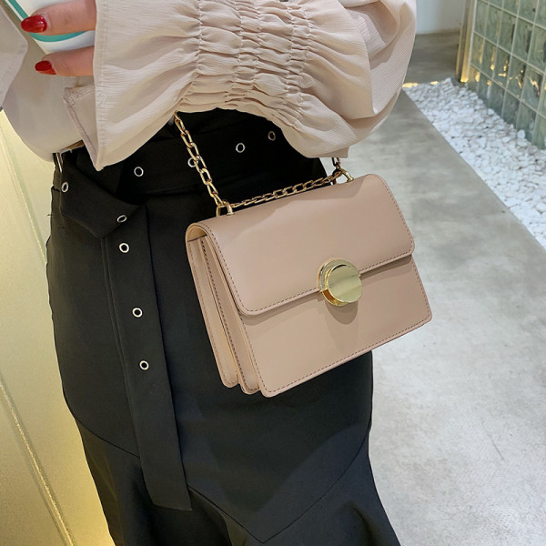 Stilīga sieviešu soma ar metāla elementu un ķēdīti