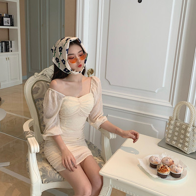 Elegantna ženska haljina s dugim rukavima i četvrtastim izrezom