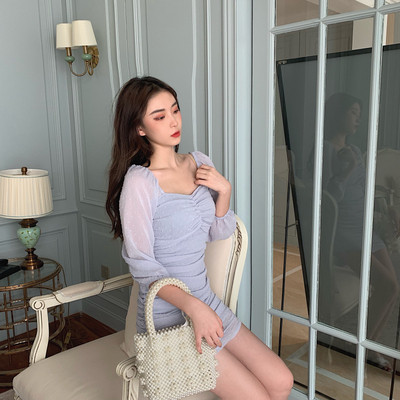 Elegantna ženska haljina s dugim rukavima i četvrtastim izrezom