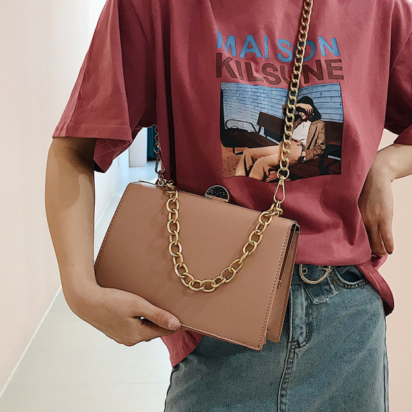 Stilīga sieviešu soma ar metāla aizdari un ķēdīti