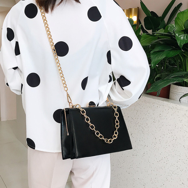 Stilīga sieviešu soma ar metāla aizdari un ķēdīti