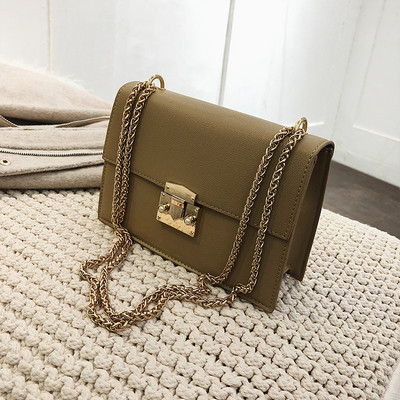 Moderni moteriška rankinė su metaliniu užsegimu ir rankena