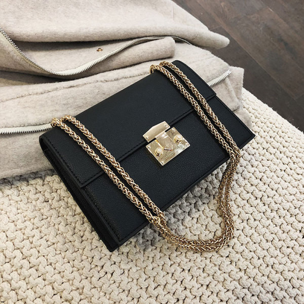 Moderni moteriška rankinė su metaliniu užsegimu ir rankena