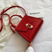 Modern női táska fém elemmel és két fogantyúval