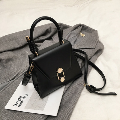 Modern női táska fém elemmel és két fogantyúval