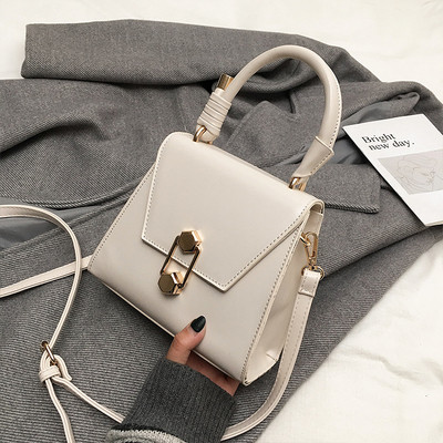 Modern női táska fém elemmel és két fogantyúval