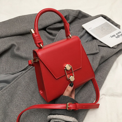 Modern női táska fém elemmel és két fogantyúval