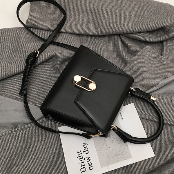 Modern női táska fém elemmel és két fogantyúval