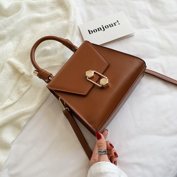 Modern női táska fém elemmel és két fogantyúval