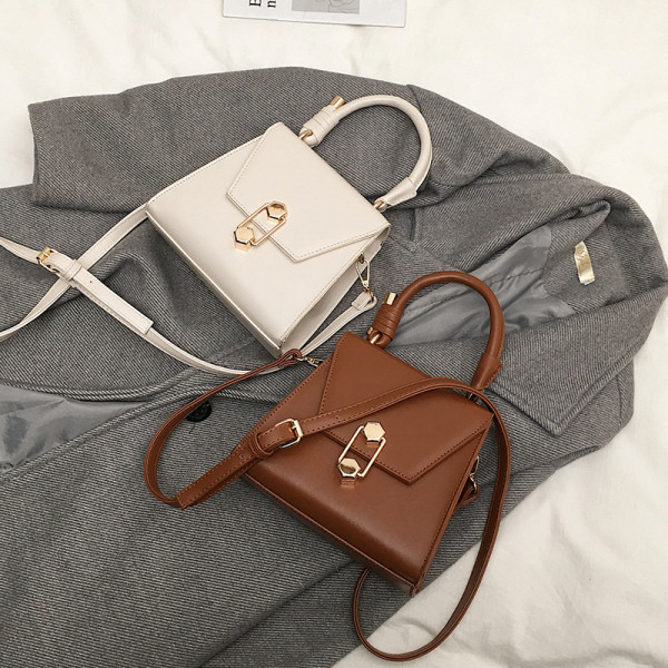 Modern női táska fém elemmel és két fogantyúval