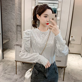 Dabartinė moteriška palaidinė ovalia iškirpte ir plačiomis rankovėmis