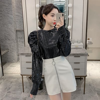 Dabartinė moteriška palaidinė ovalia iškirpte ir plačiomis rankovėmis