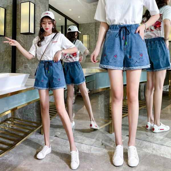 Alkalmi női rövidnadrág magas derékkal és hímzéssel