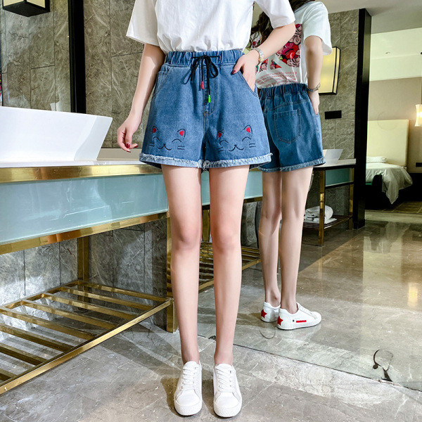 Alkalmi női rövidnadrág magas derékkal és hímzéssel