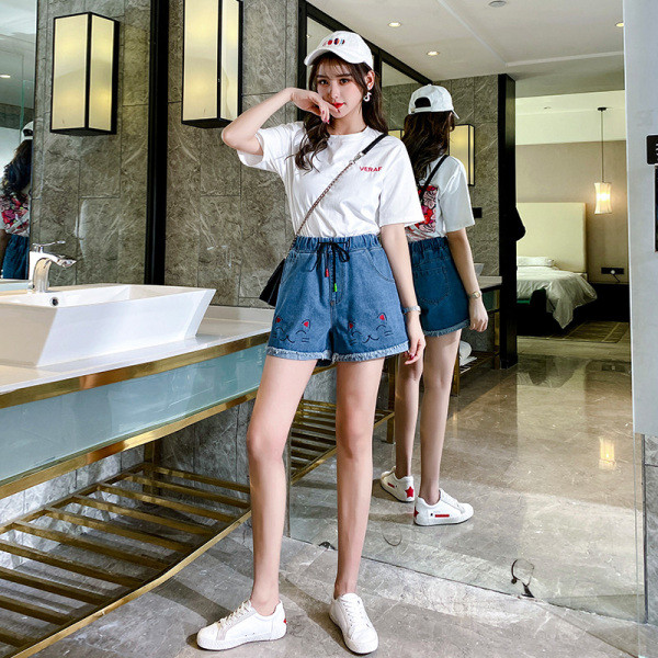 Alkalmi női rövidnadrág magas derékkal és hímzéssel