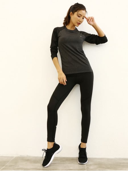 Juodos sportinės kelnės aukštu juosmeniu ir kišene su užtrauktuku