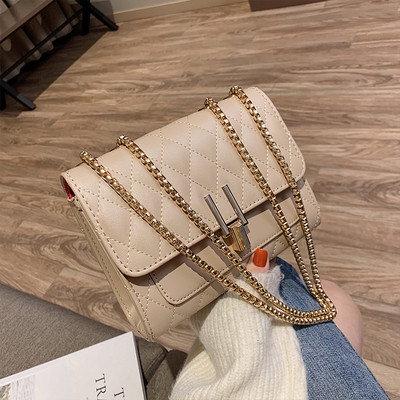 Кожена дамска чанта с дълга верижка