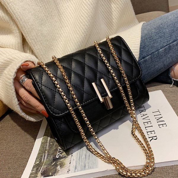 Кожена дамска чанта с дълга верижка