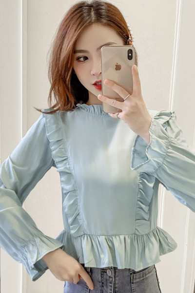 Modern női blúz hosszú ujjal és fürtökkel